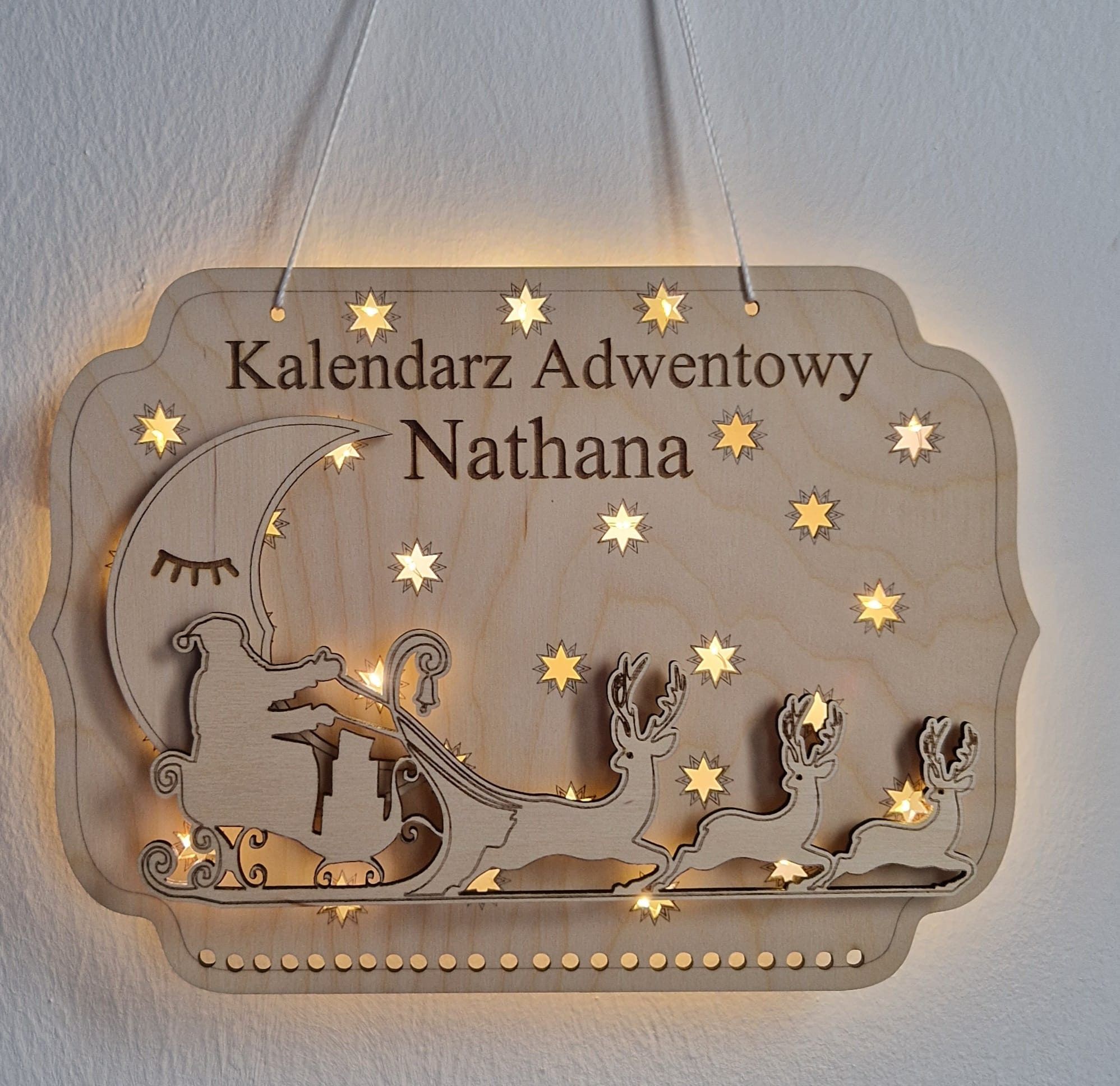 Houten adventskalender met naam, arrenslee en rendieren, verlicht met led
