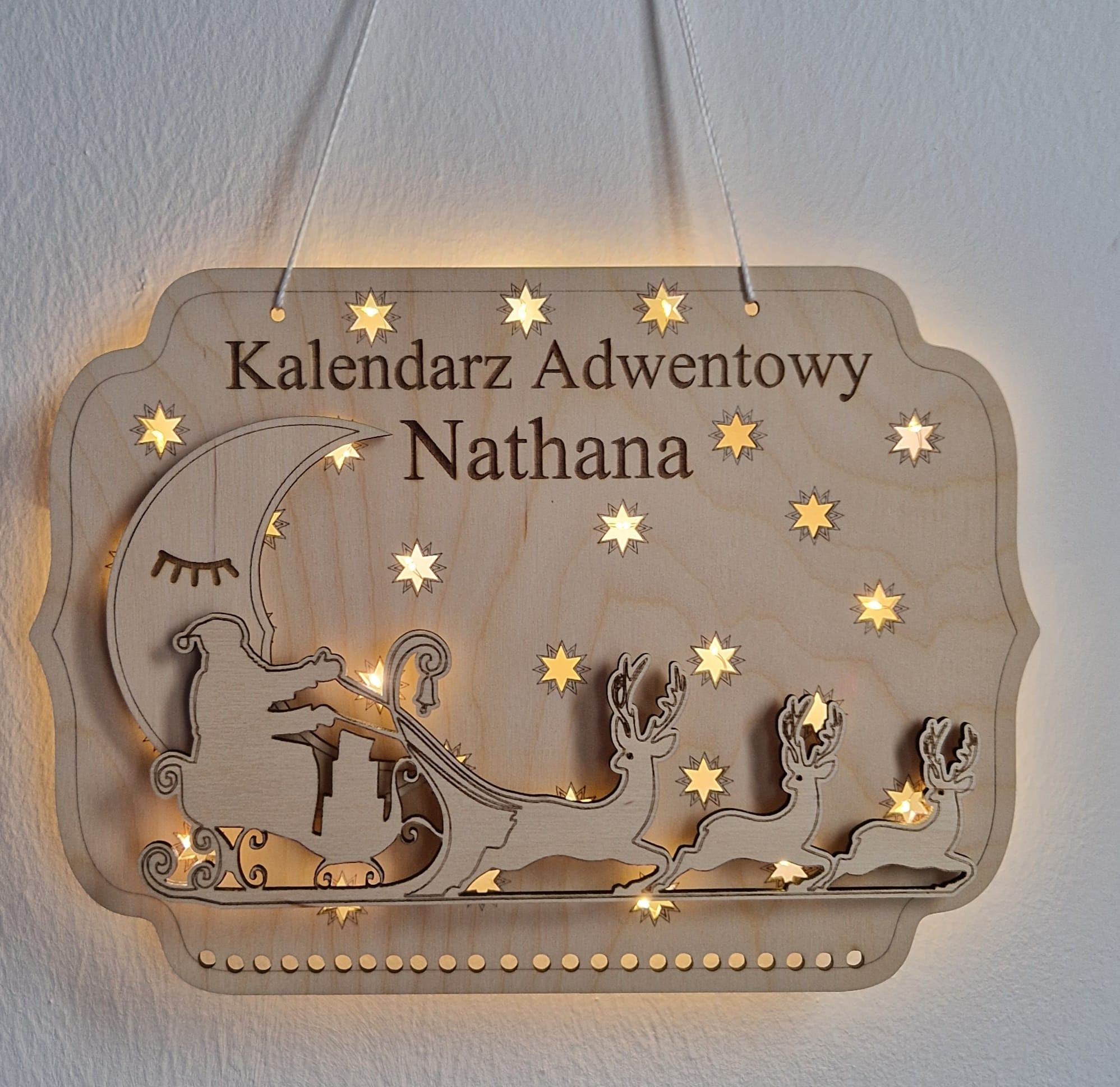 Houten adventskalender met naam, arrenslee en rendieren, verlicht met led