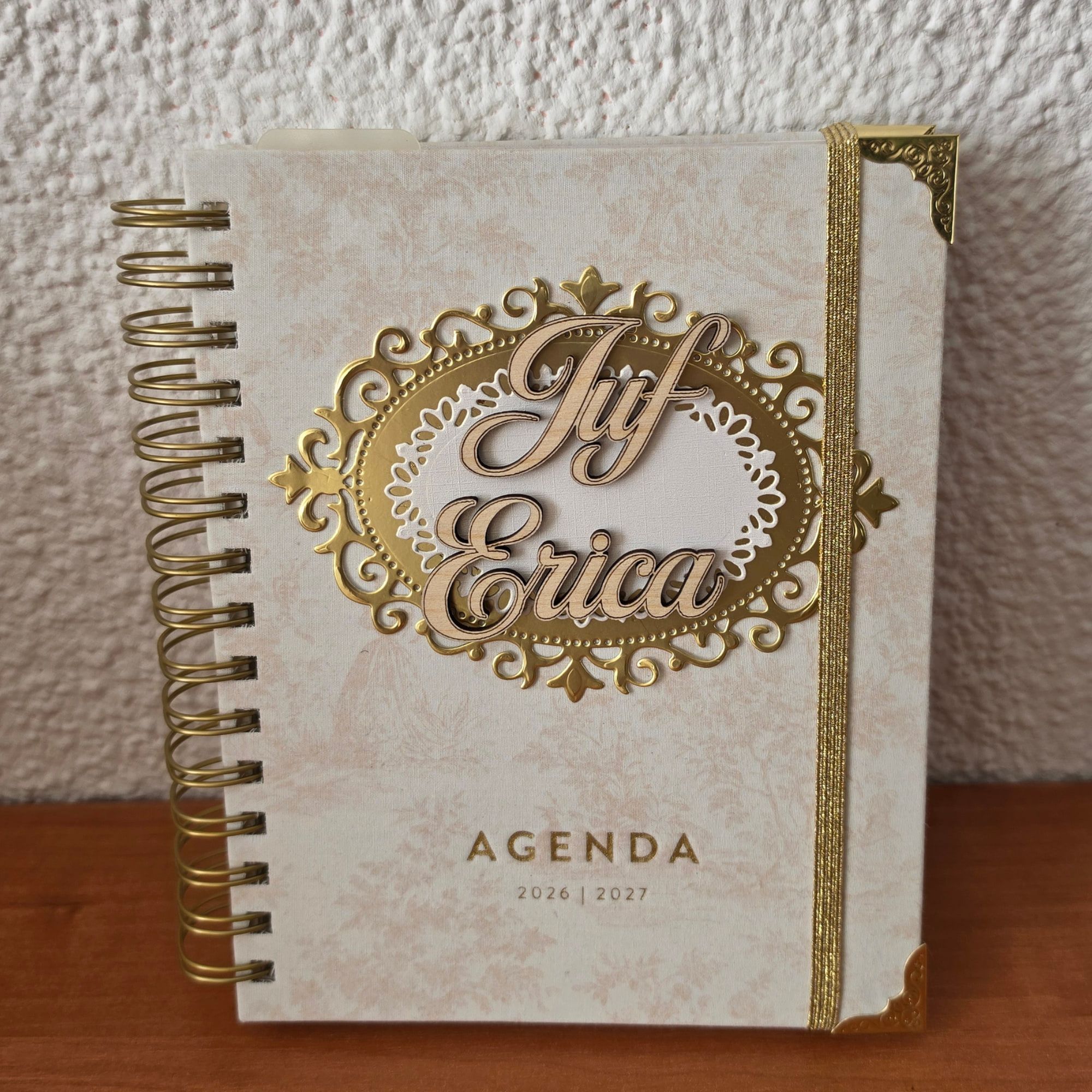 Agenda 2026/2027 met houten naamplaat ‘Juf Erica’ en gouden details