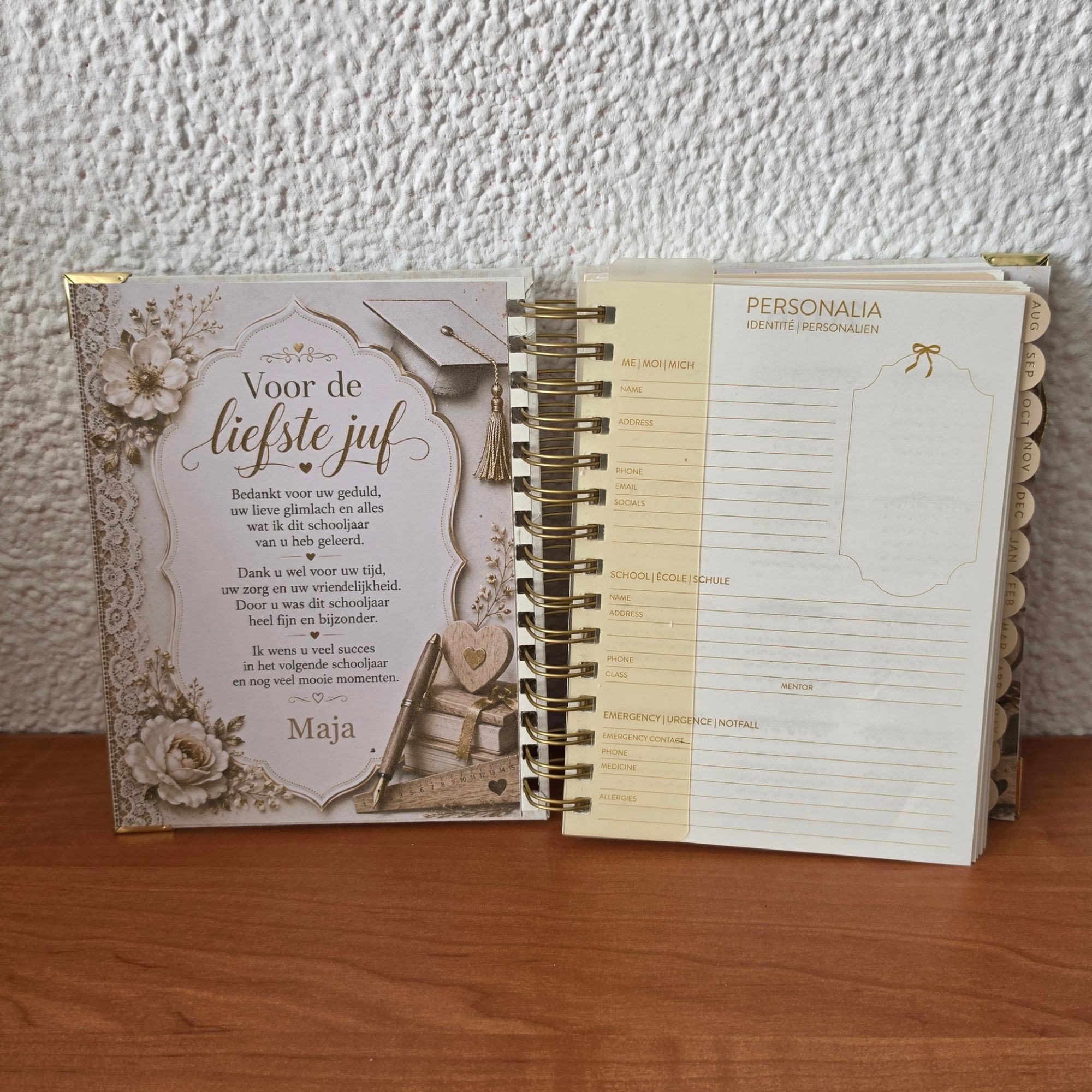 Agenda voor een juf, open, met persoonlijke tekst ‘Voor de liefste juf’
