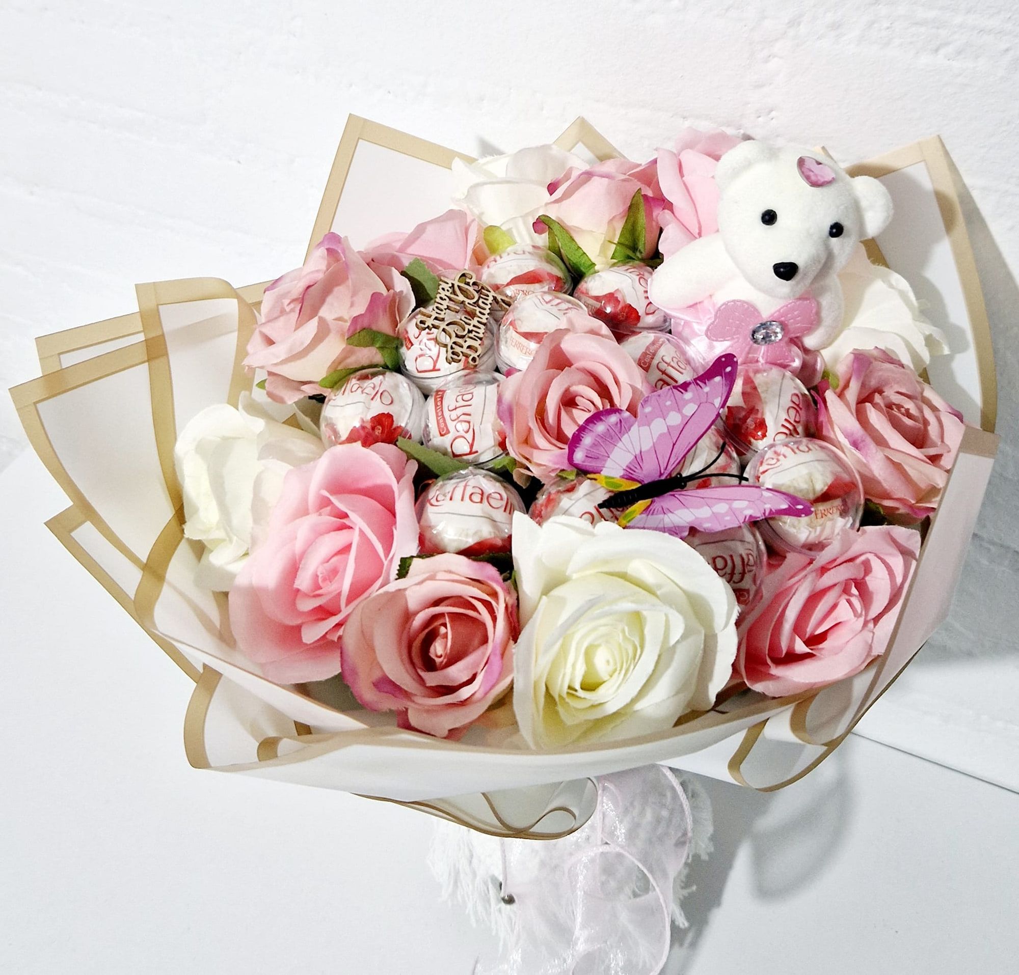 Boeket van roze en witte rozen met Raffaello en een klein beertje
