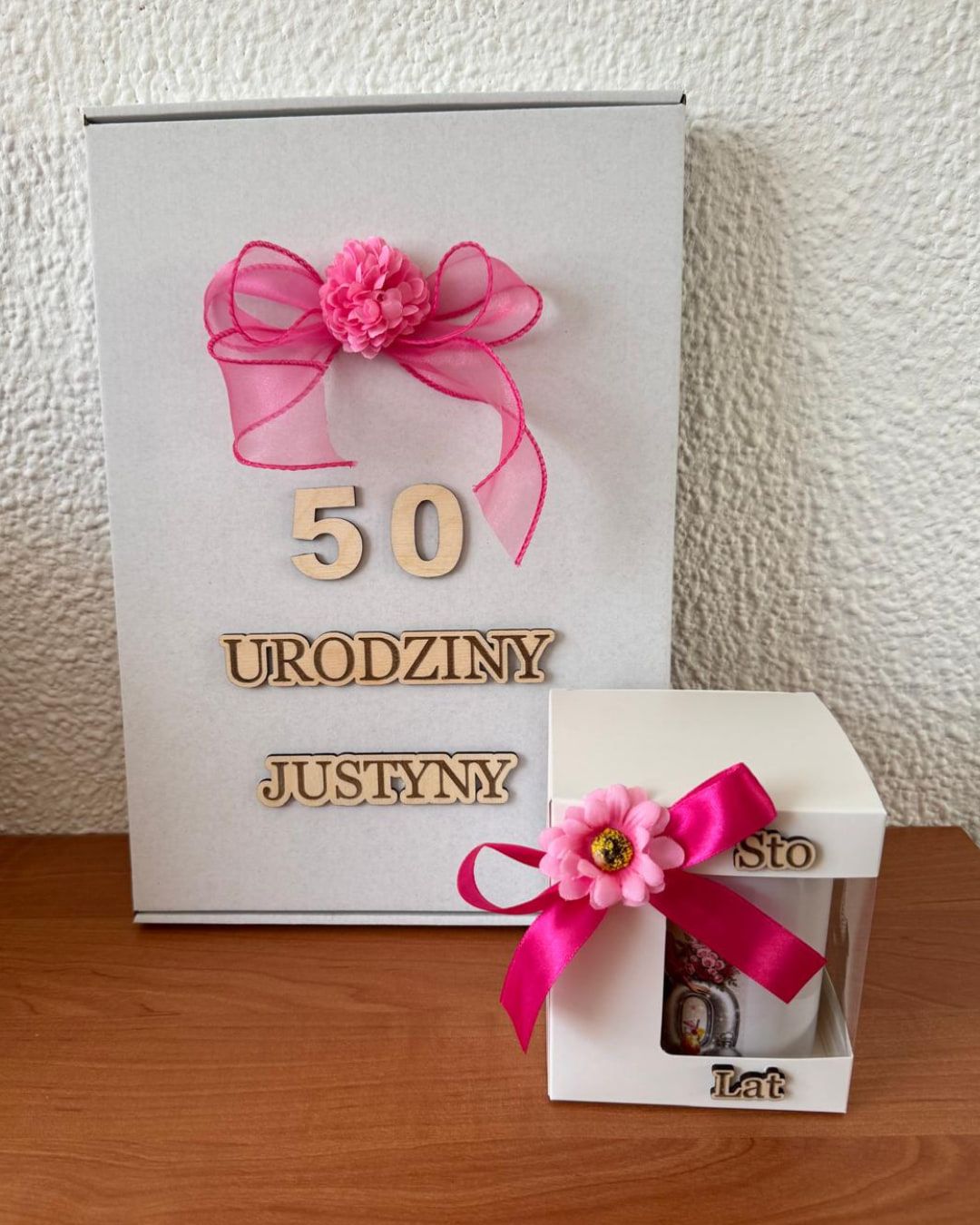 Witte cadeaudoos met houten opschrift voor een 50e verjaardag