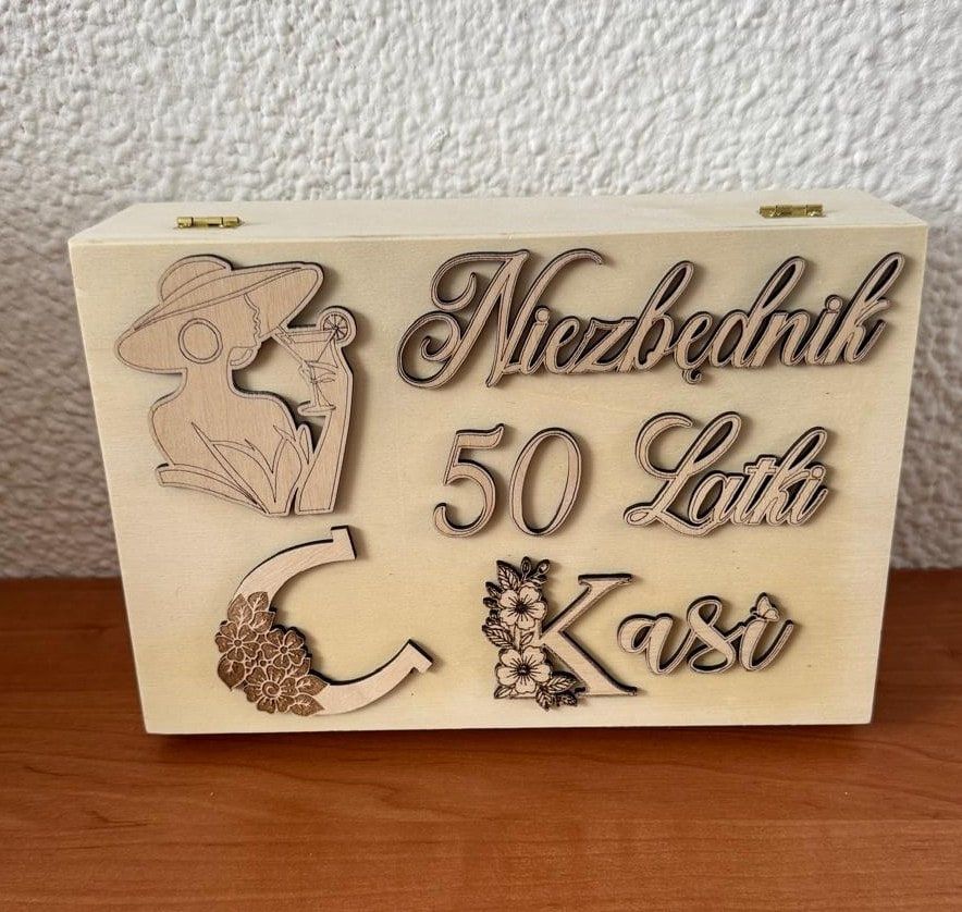 Houten kistje met gegraveerd deksel en uitgesneden houten letters voor een 50e verjaardag