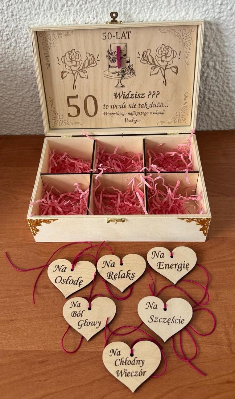 Hetzelfde kistje open: zes vakjes en houten hartjes met opschrift