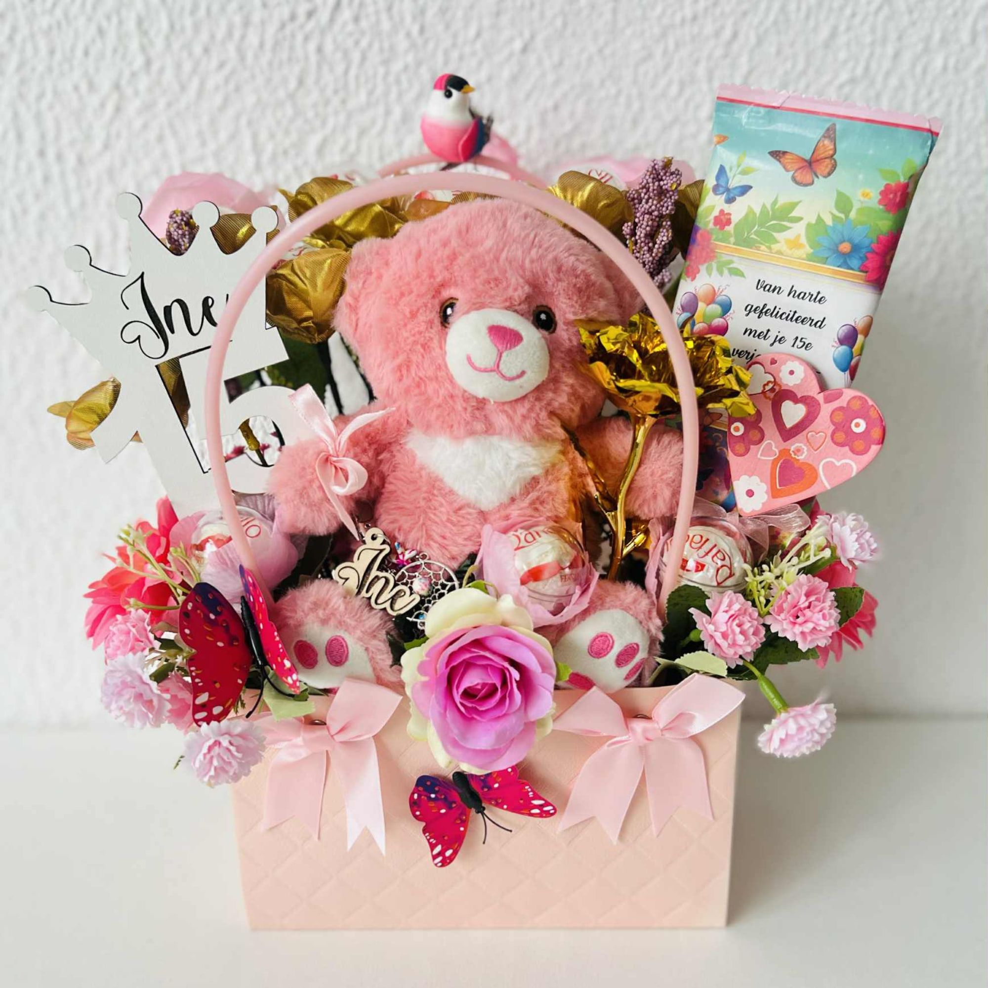 Roze cadeaubox met knuffelbeer, bloemen, houten naam en verjaardagskaart