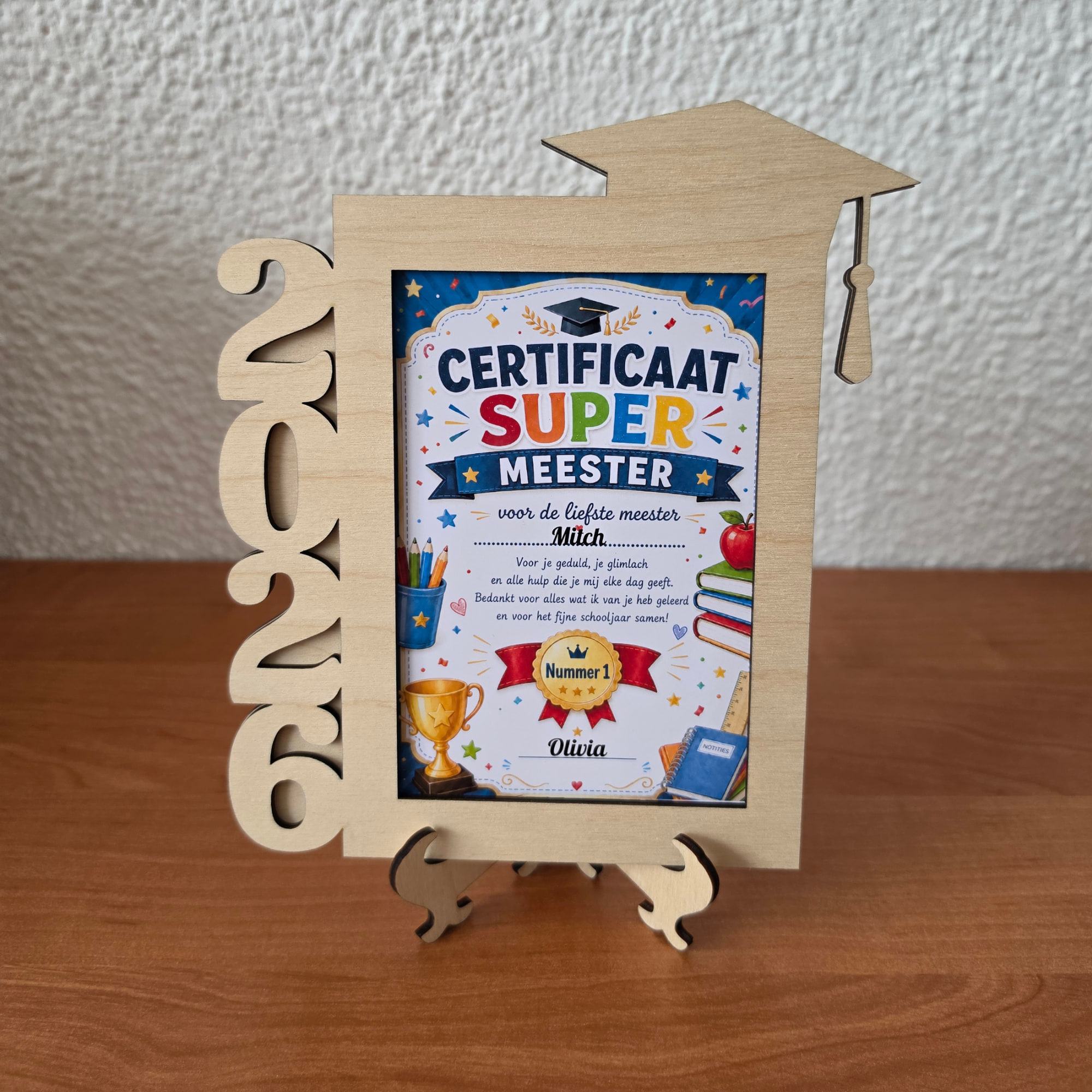 ‘Certificaat Super Meester’ in houten standaard met afstudeerhoed en jaartal