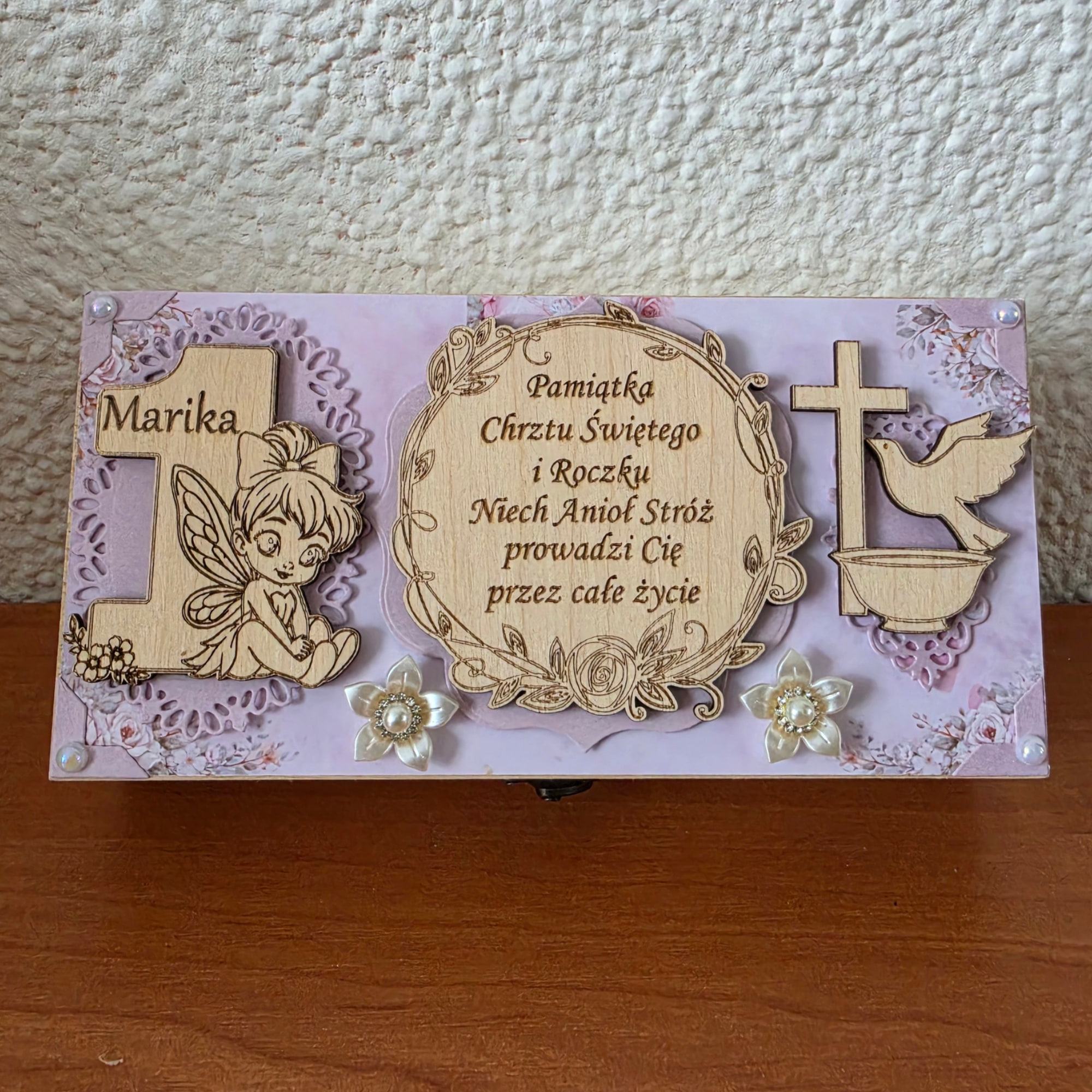 Houten doopbox met gegraveerd deksel, fee, kruis en bloemen