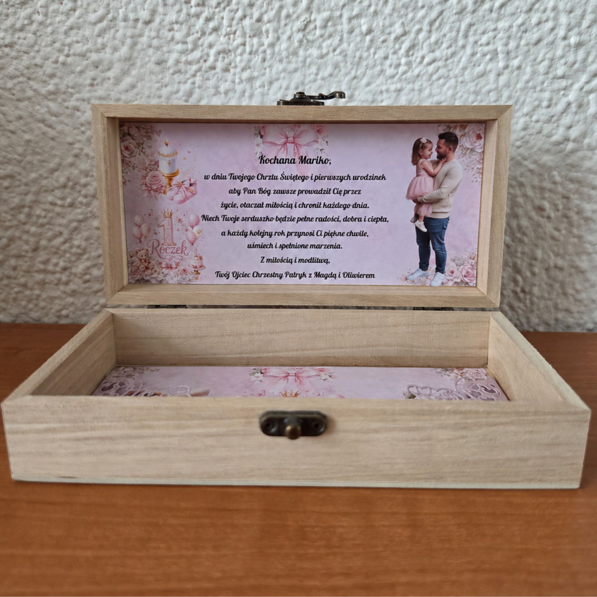 De doopbox open, met foto en persoonlijke wens