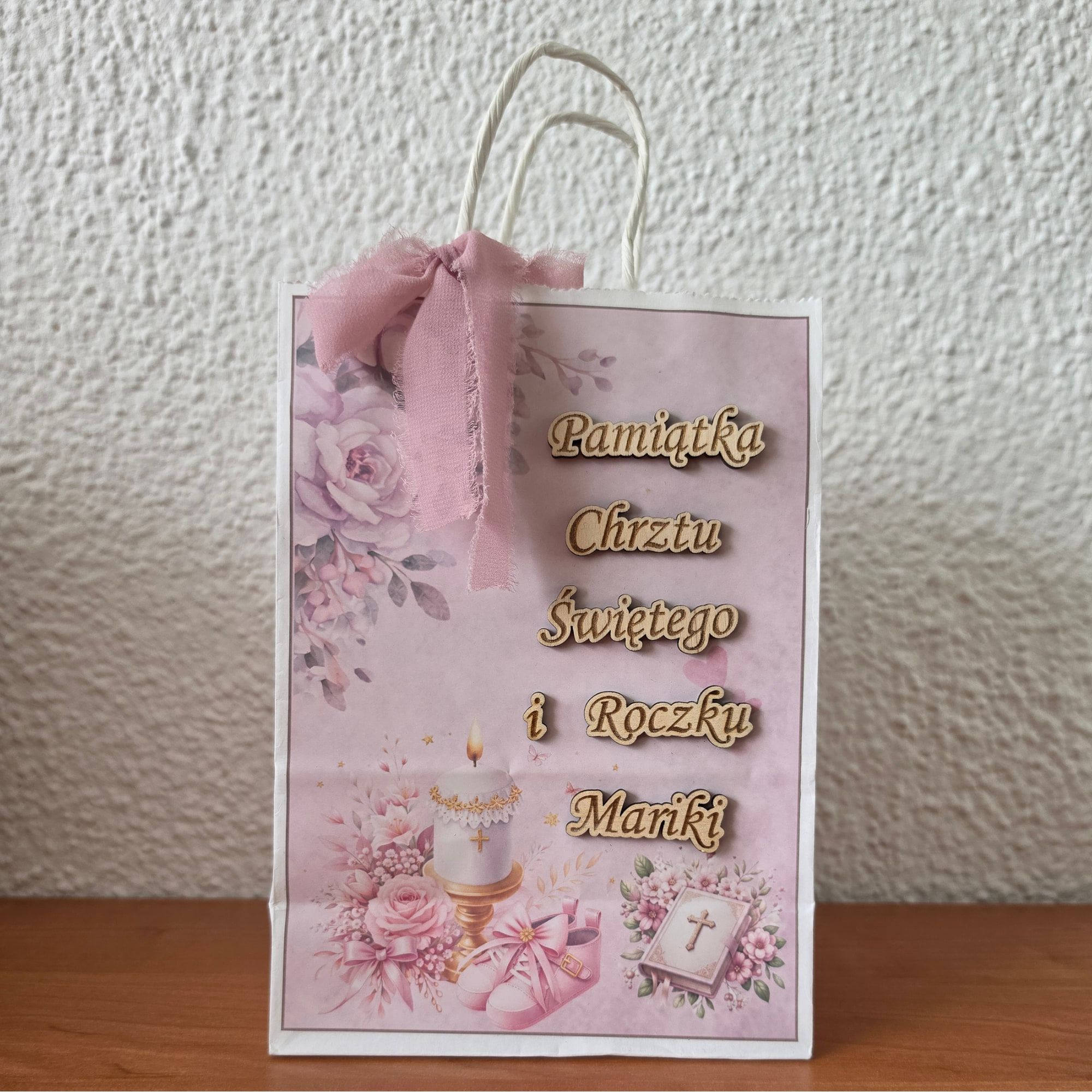 Roze cadeautas voor doop en eerste verjaardag met houten letters en naam