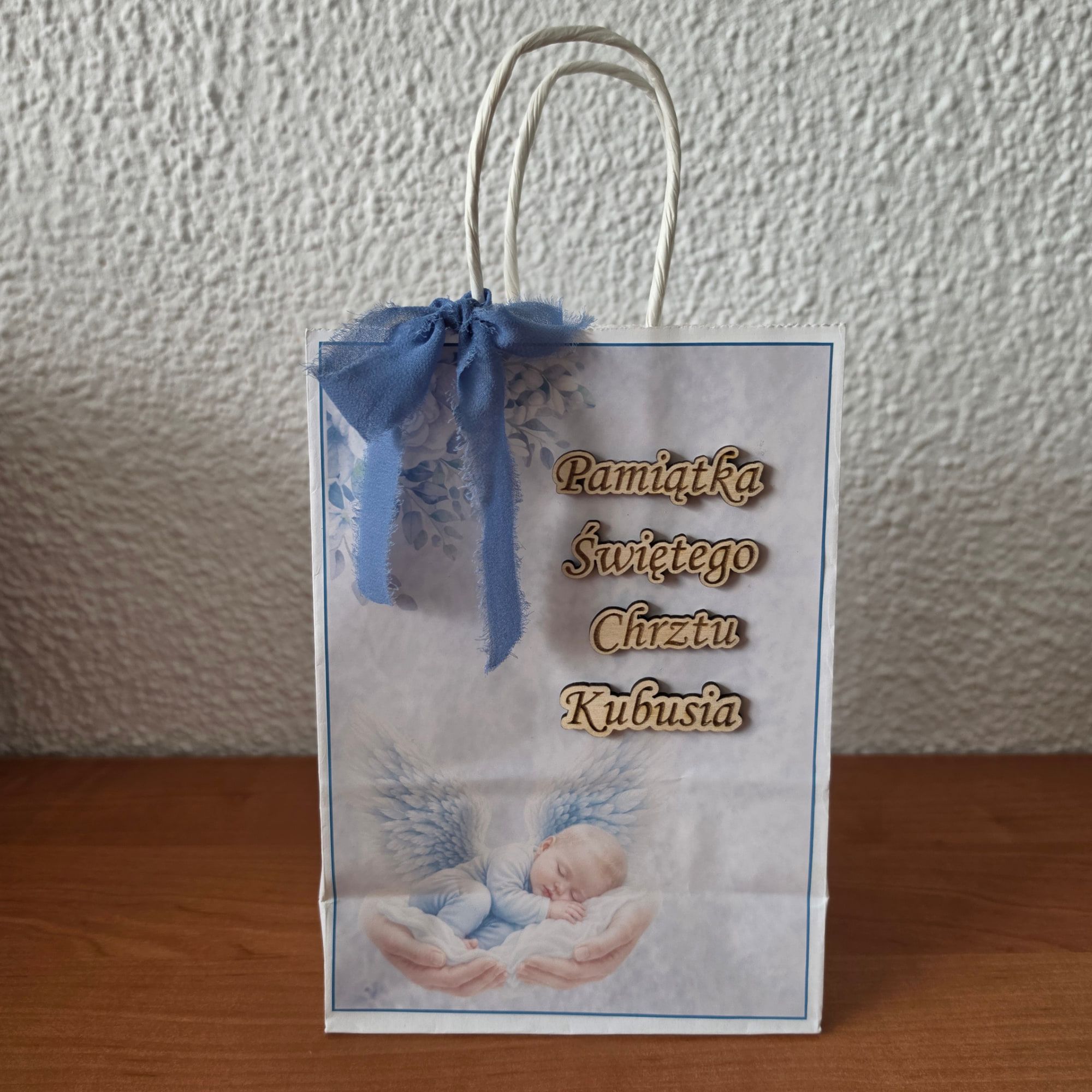 Blauwe cadeautas voor een doop met engelenprint en houten letters