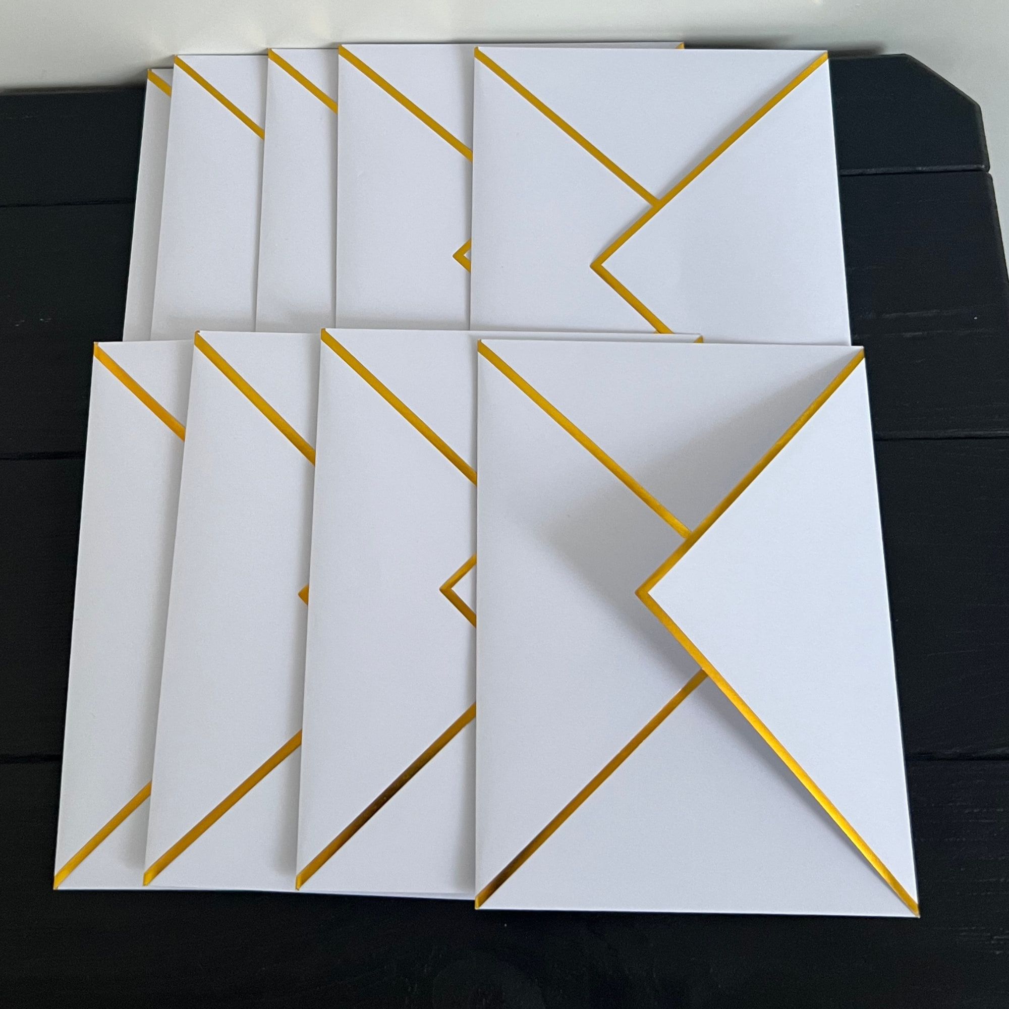 Witte enveloppen met gouden rand