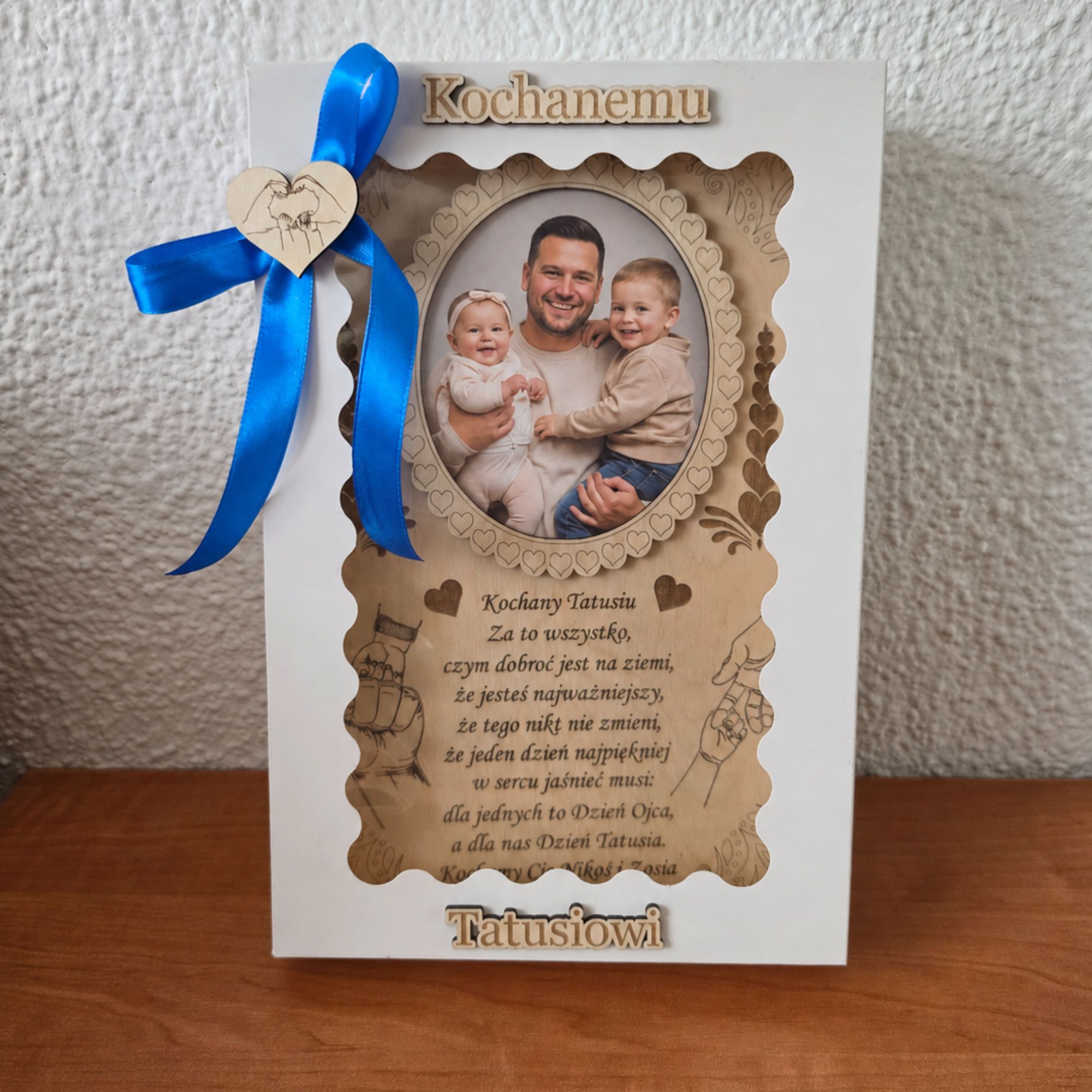 Dezelfde fotolijst in geschenkdoos met blauwe strik