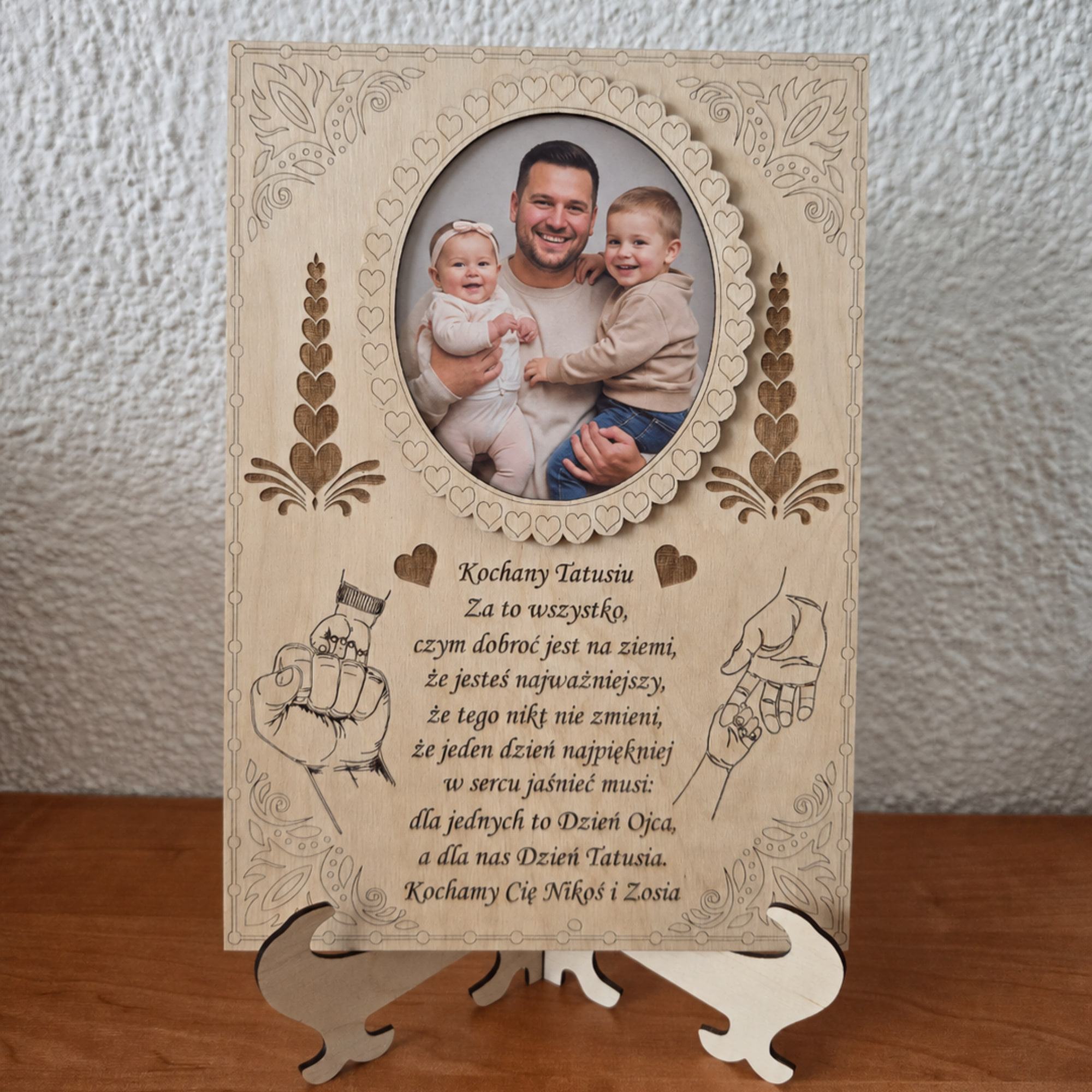 Houten fotolijst op standaard met foto en gegraveerd gedicht voor papa