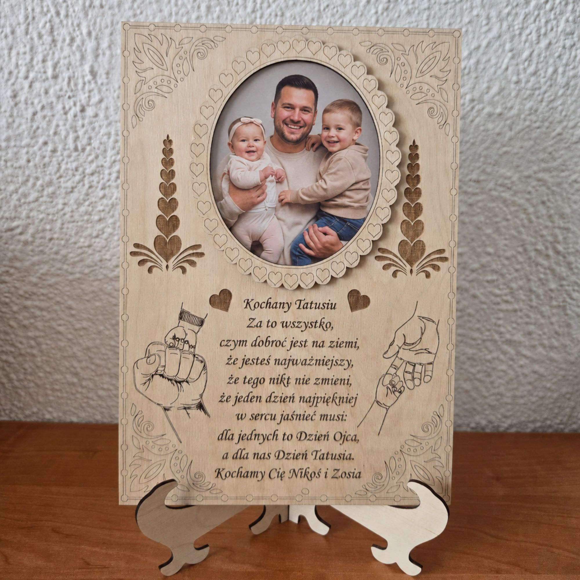 Houten fotolijst op standaard met foto en gegraveerd gedicht voor papa