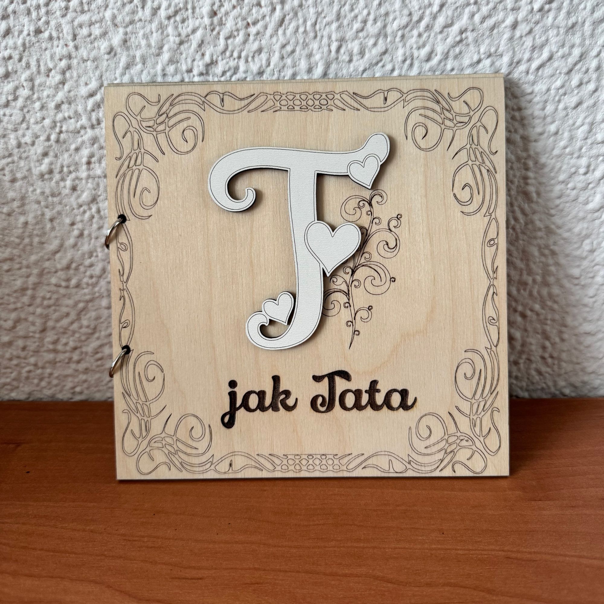 Houten kaart ‘T jak Tata’ (T van Tata) met hartjes en gravure