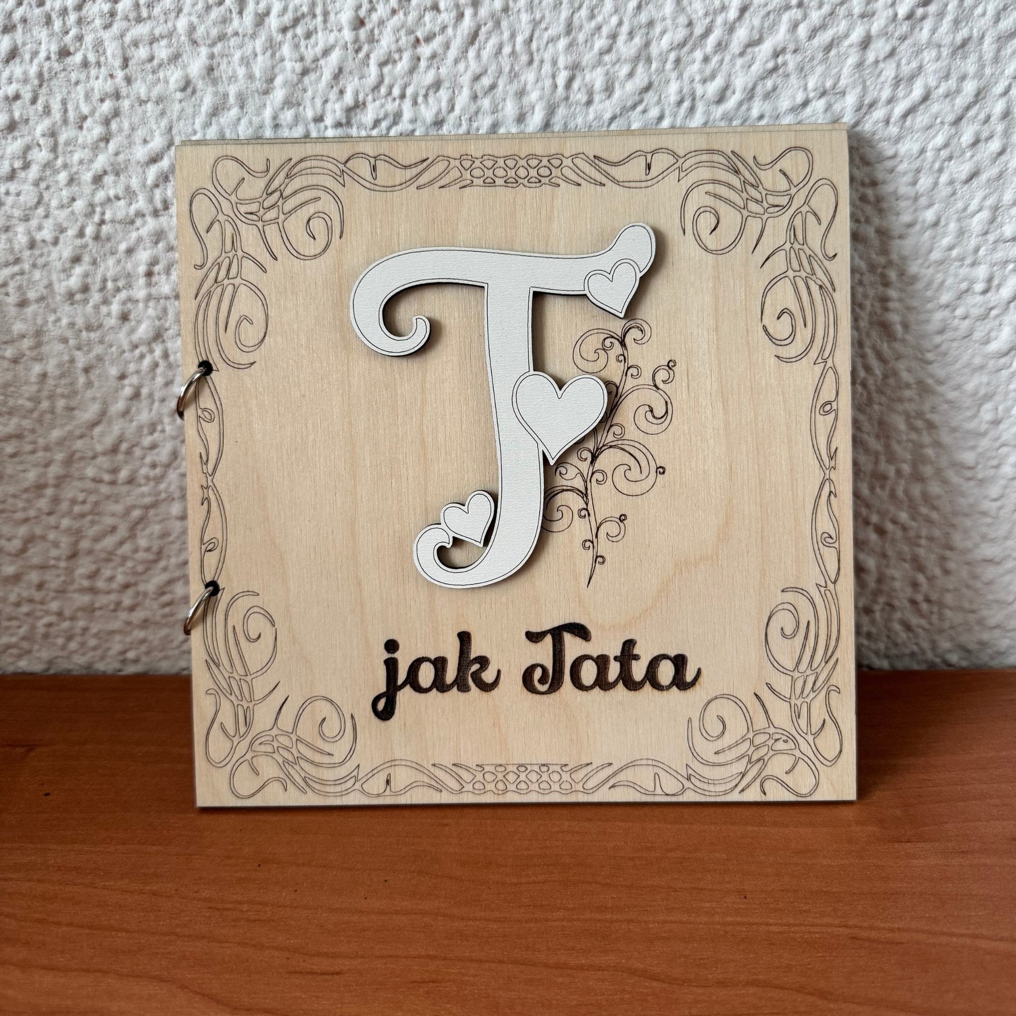 Houten kaart ‘T jak Tata’ (T van Tata) met hartjes en gravure