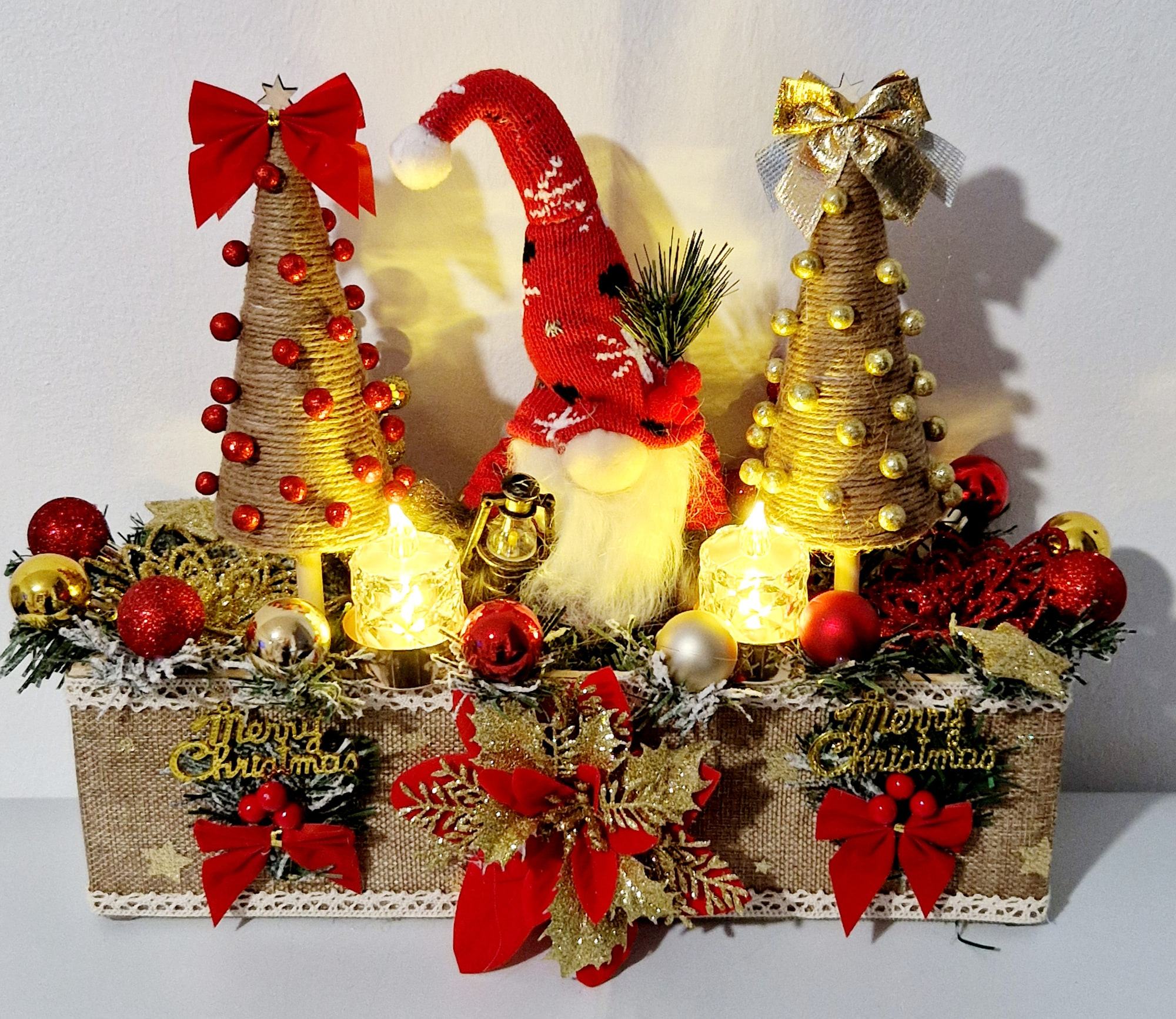 Kerstbox in rood en goud met drie kerstboompjes, kabouter en ledlichtjes