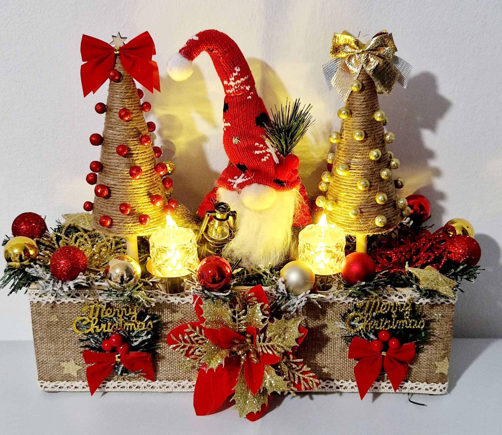 Kerstbox in rood en goud met drie kerstboompjes, kabouter en ledlichtjes