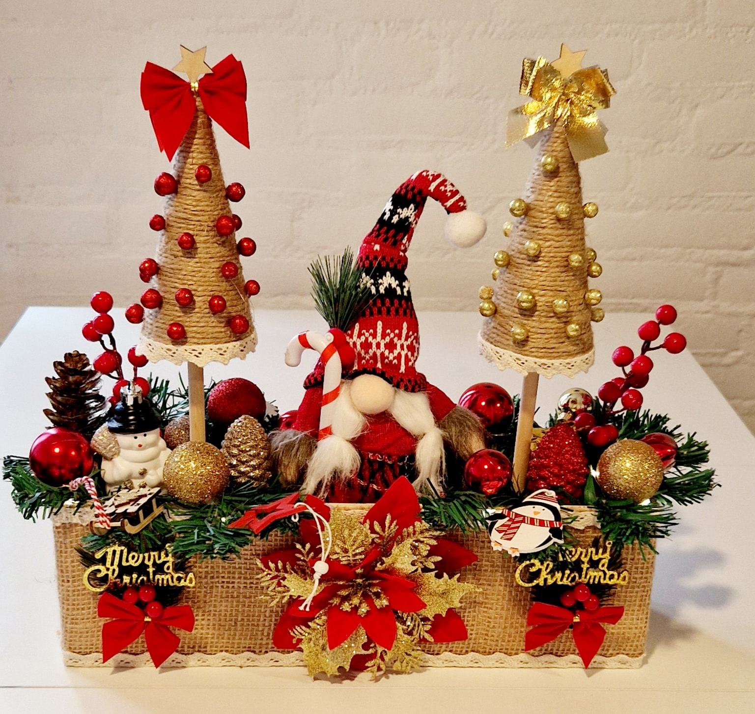Jute kerstbox met touwkerstboompjes, kabouter en dennenappels