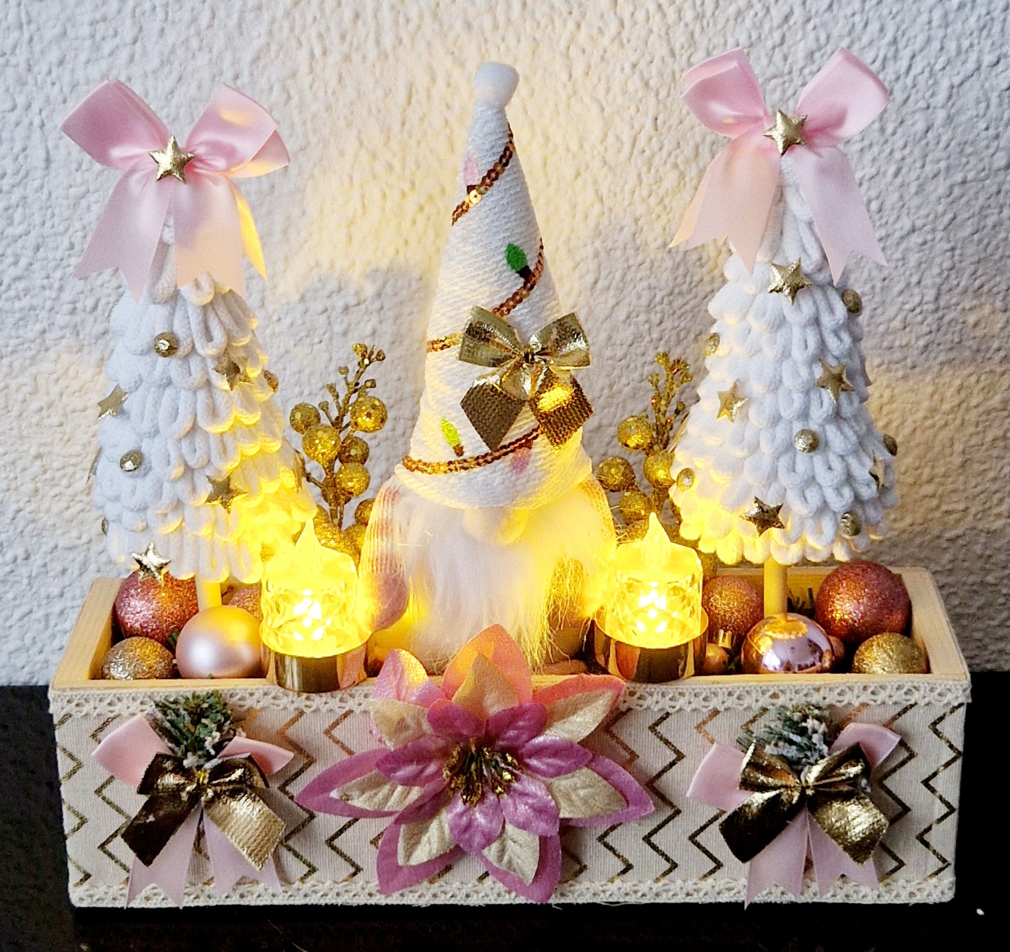Kerstbox in wit en roze met wollen kerstboompjes, kabouter en ledkaarsjes