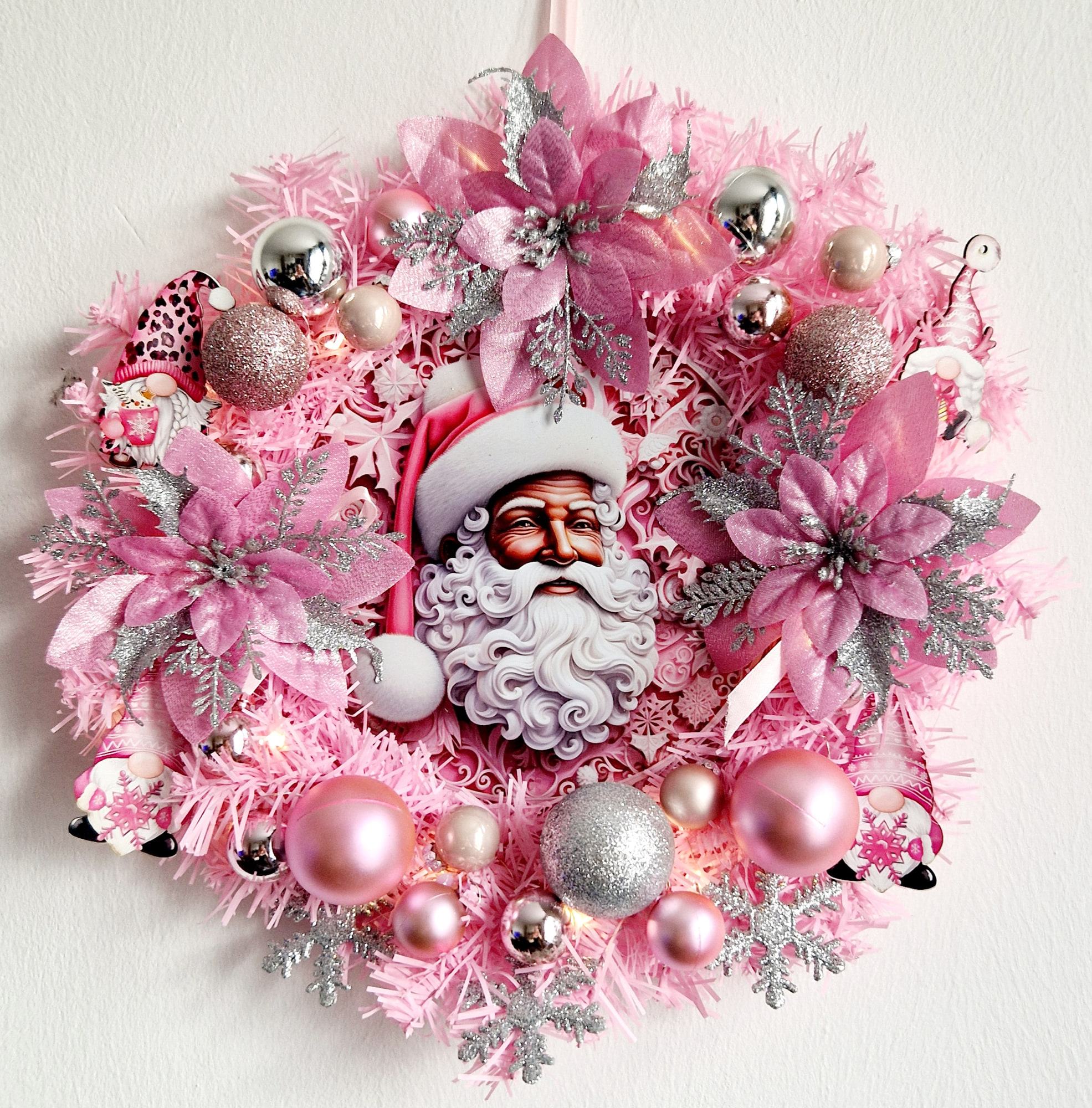 Roze kerstkrans met kerstman, poinsettia’s en zilveren en roze kerstballen