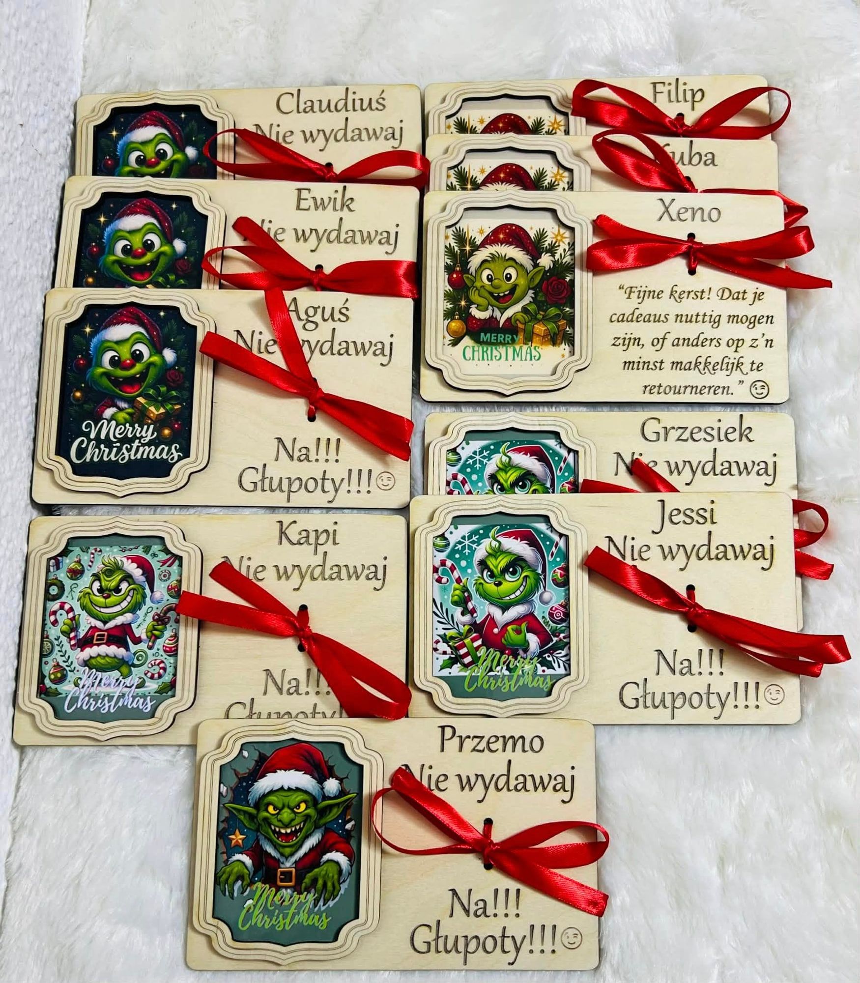 Houten cadeaulabels met naam en kerstprint, met rood lint