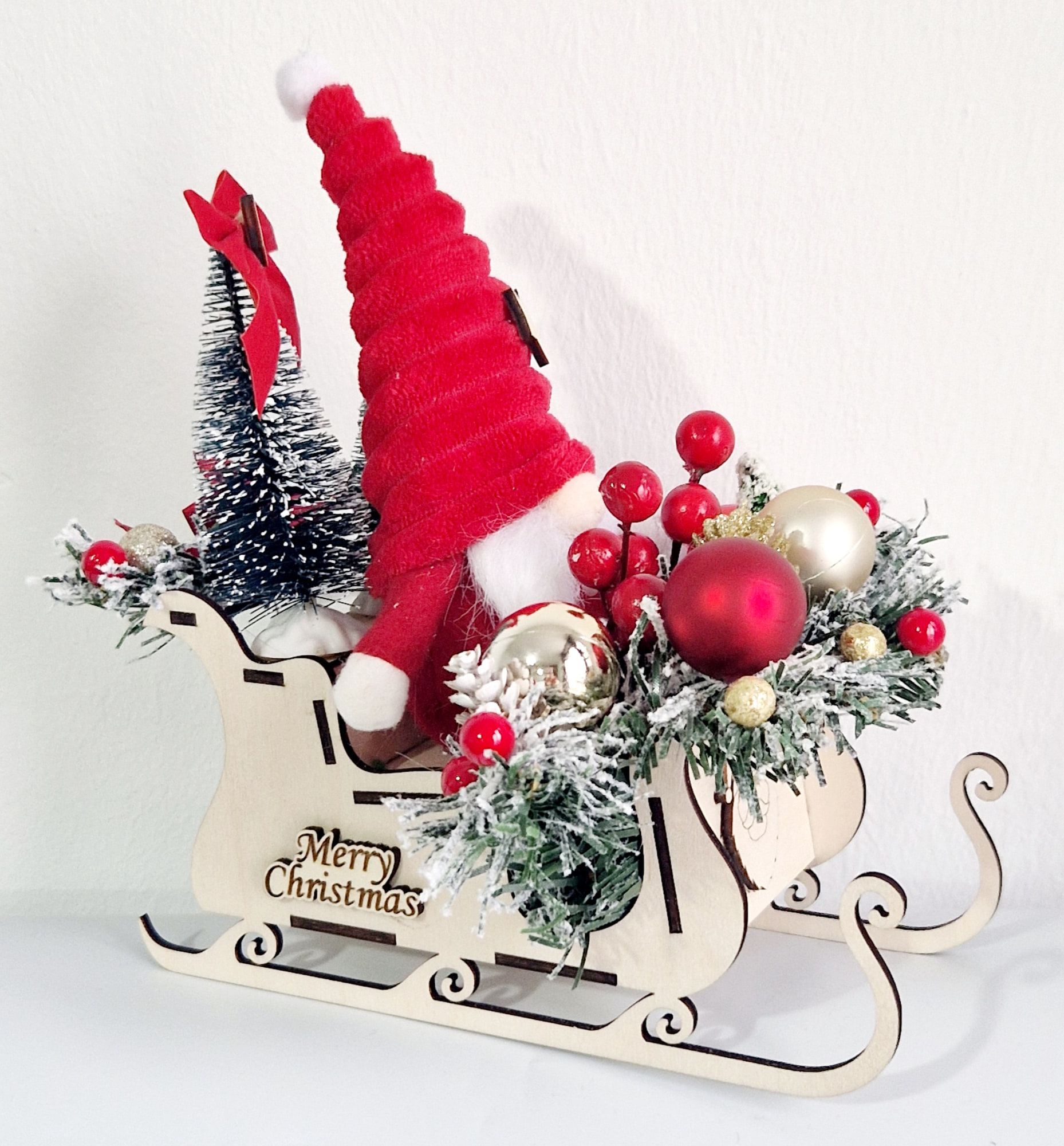 Houten arrenslee met kabouter, mini-kerstboom en rode kerstballen