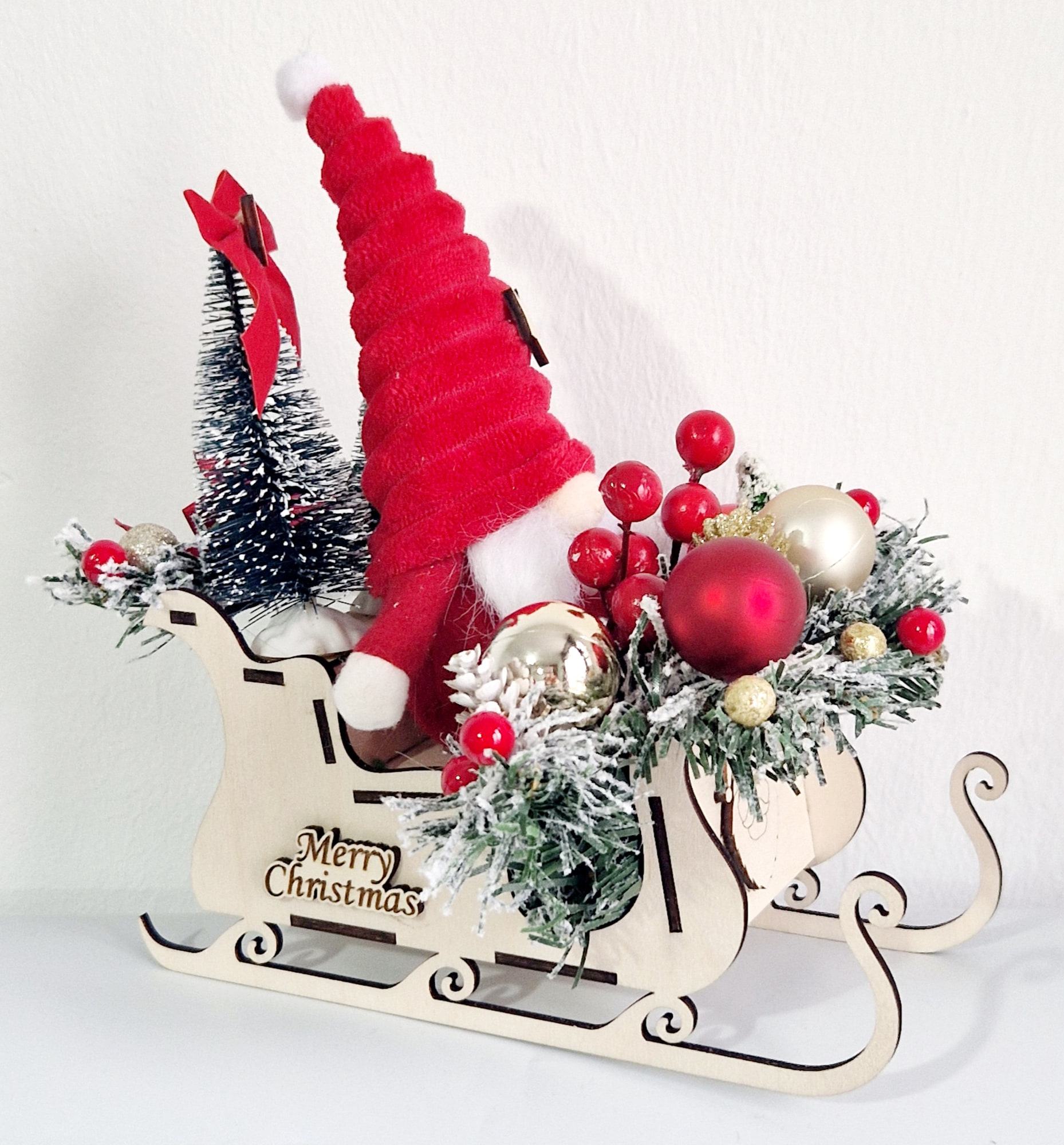 Houten arrenslee met kabouter, mini-kerstboom en rode kerstballen