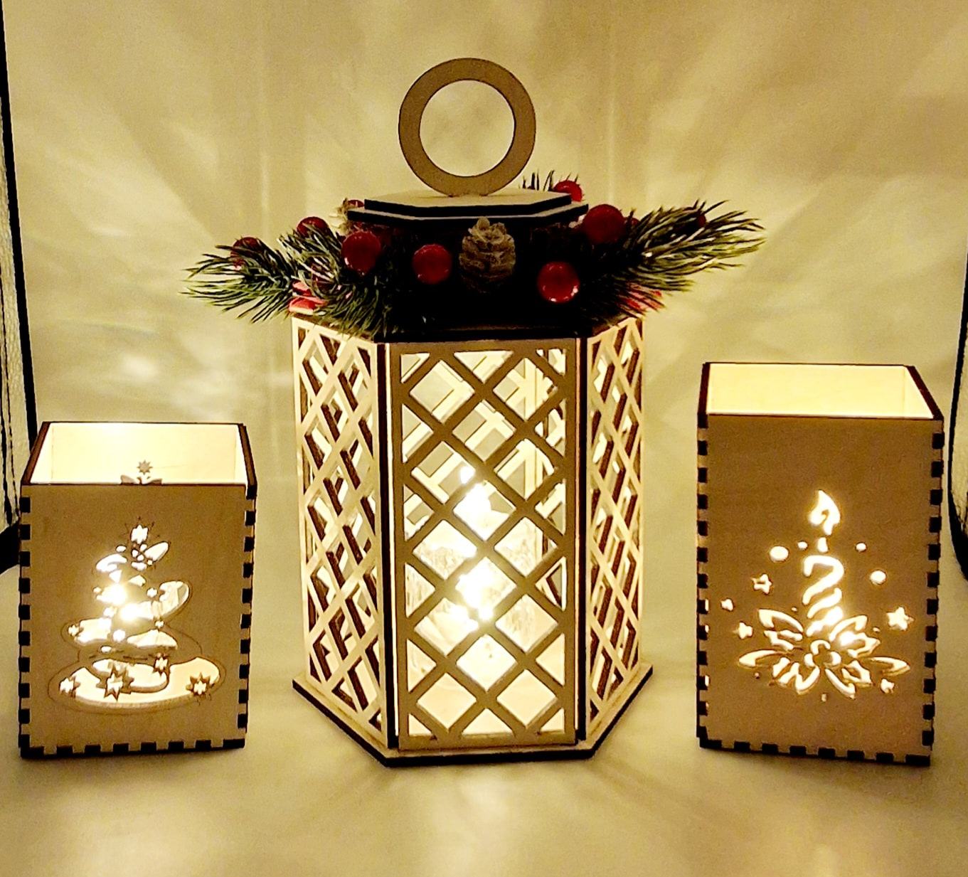 Houten kerstlantaarns met uitgesneden motieven en warm licht