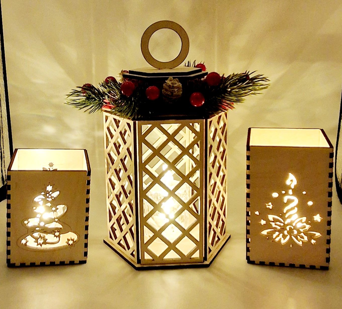 Houten kerstlantaarns met uitgesneden motieven en warm licht