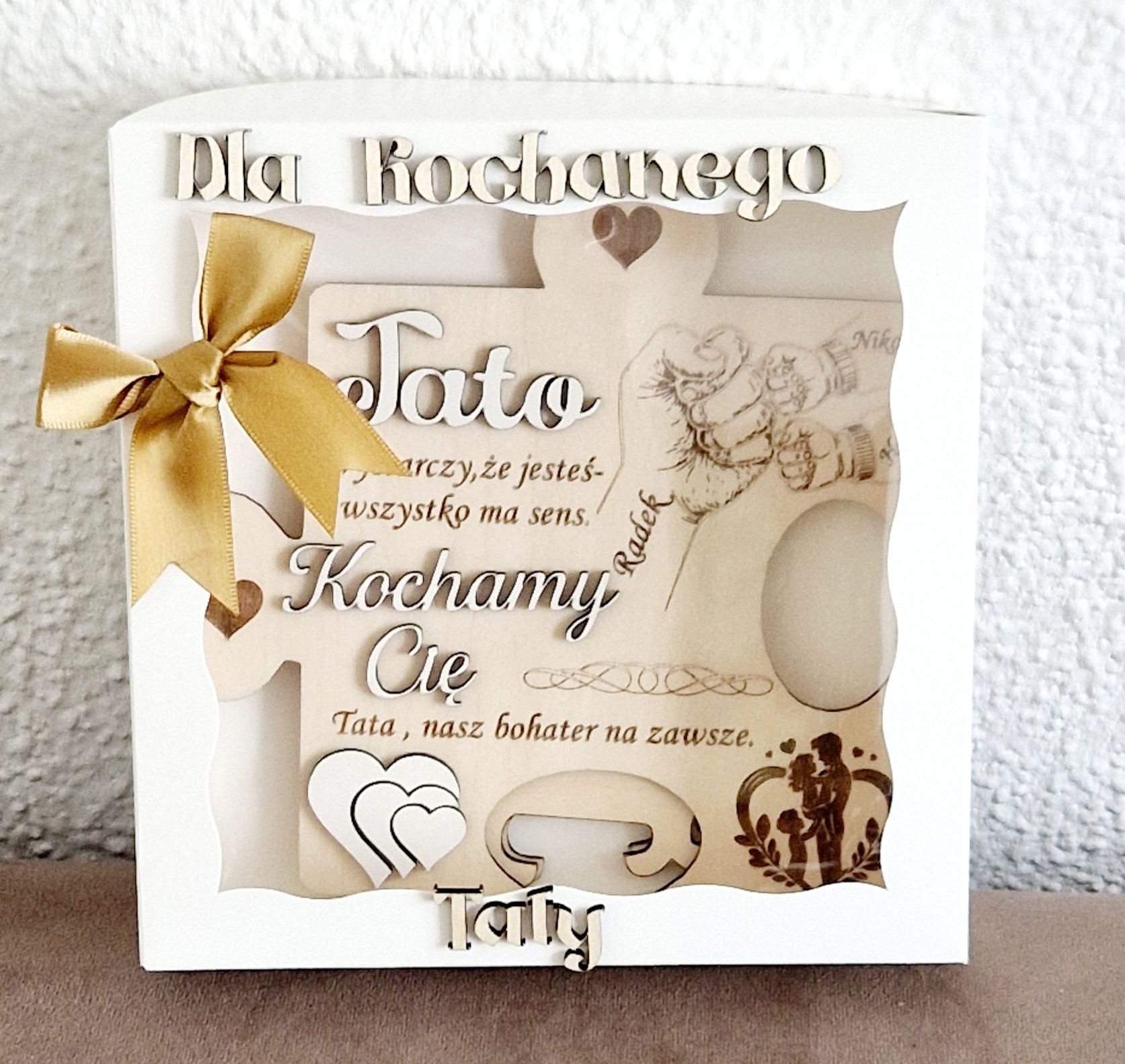 De puzzel voor papa in doos met gouden strik