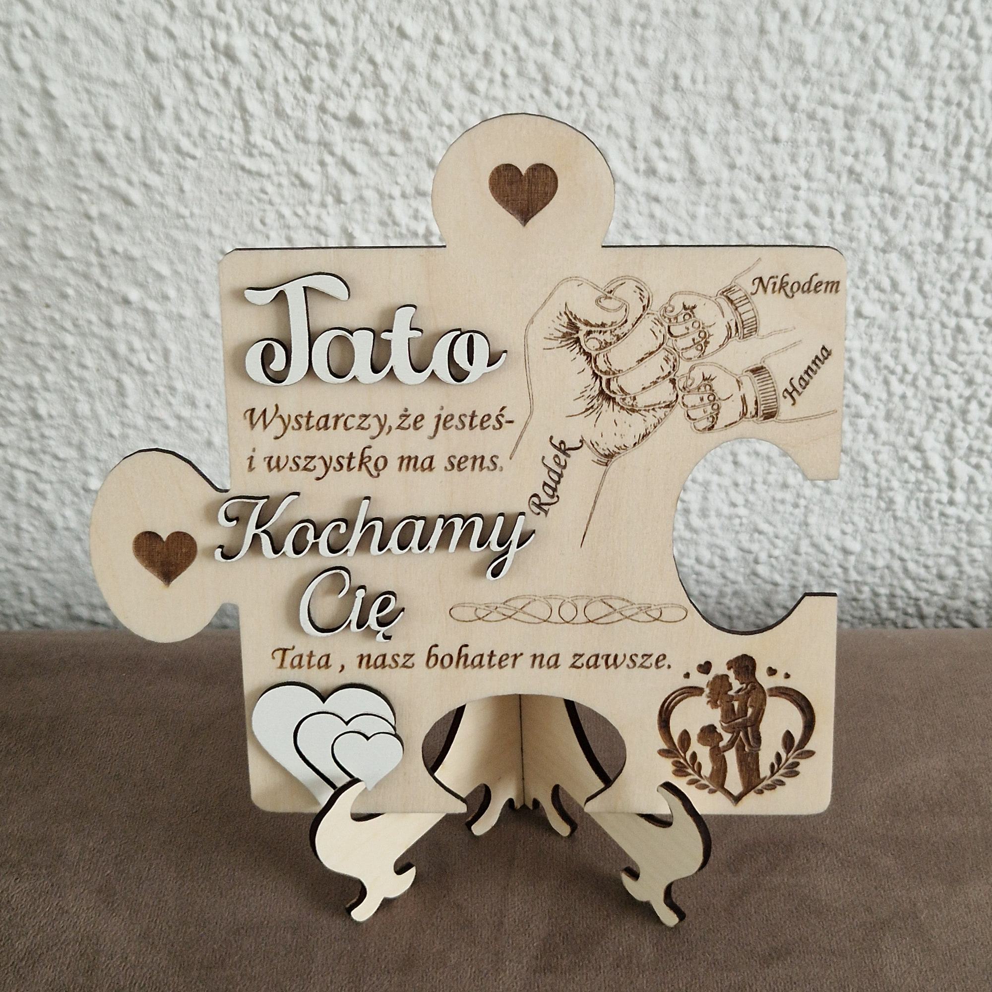 Houten puzzelstukken met gegraveerde tekst voor papa, met namen van de kinderen