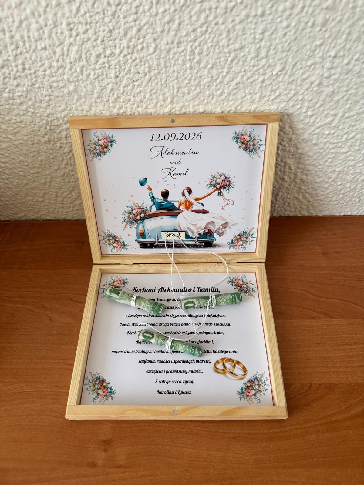 Houten geldbox voor een bruiloft, open, met illustratie en persoonlijke wens