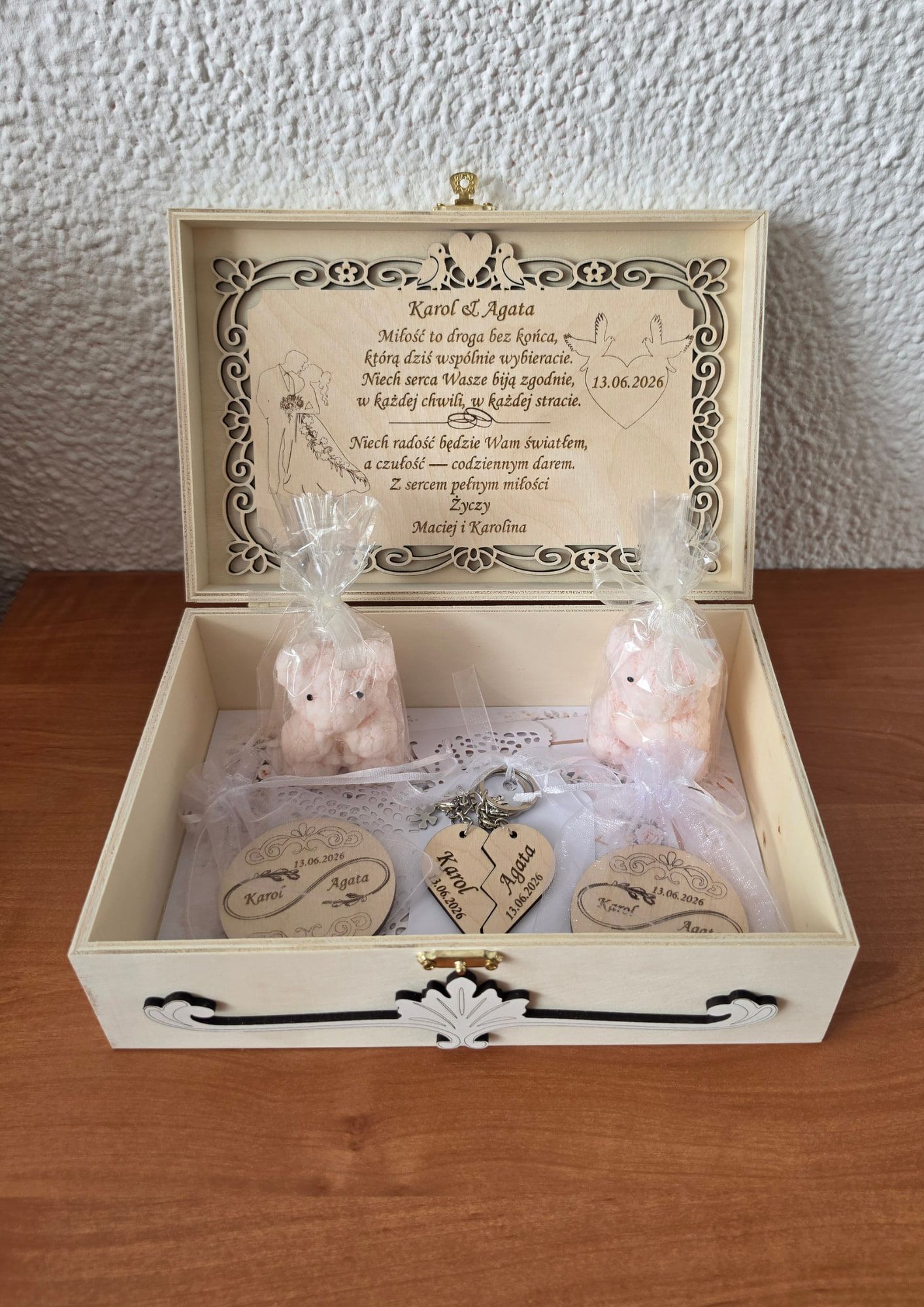 Houten huwelijksbox met gegraveerde wens, kaarsjes en houten hartjes