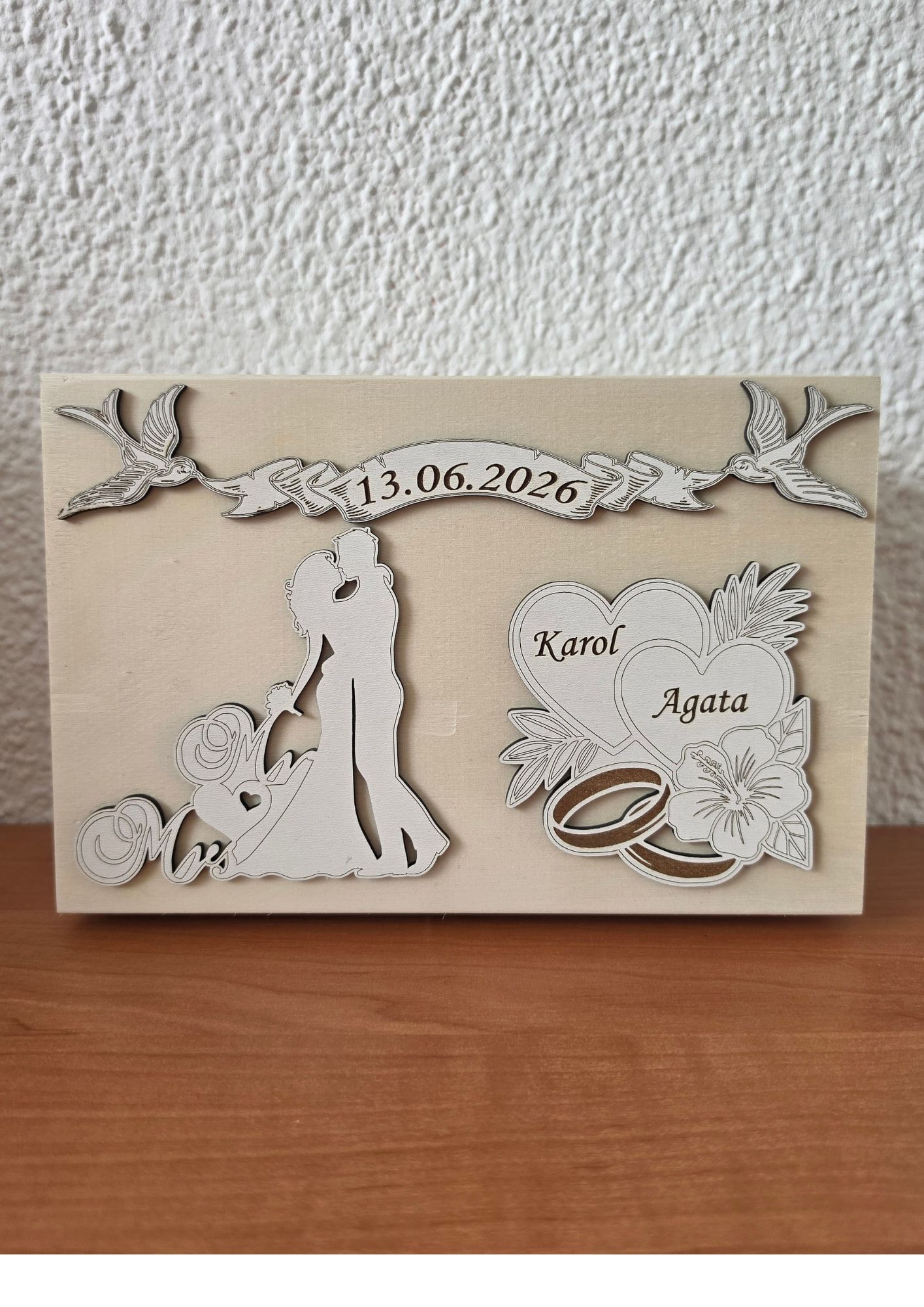 Houten trouwplaquette met bruidspaar, hart en datum