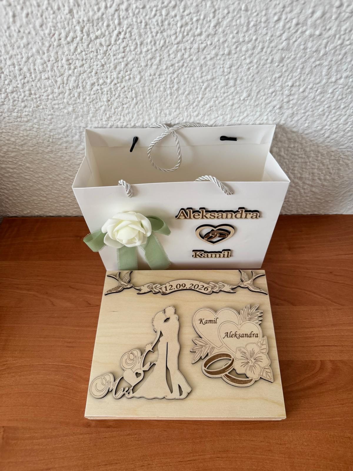 Cadeautas en houten kaart met datum en namen van het bruidspaar
