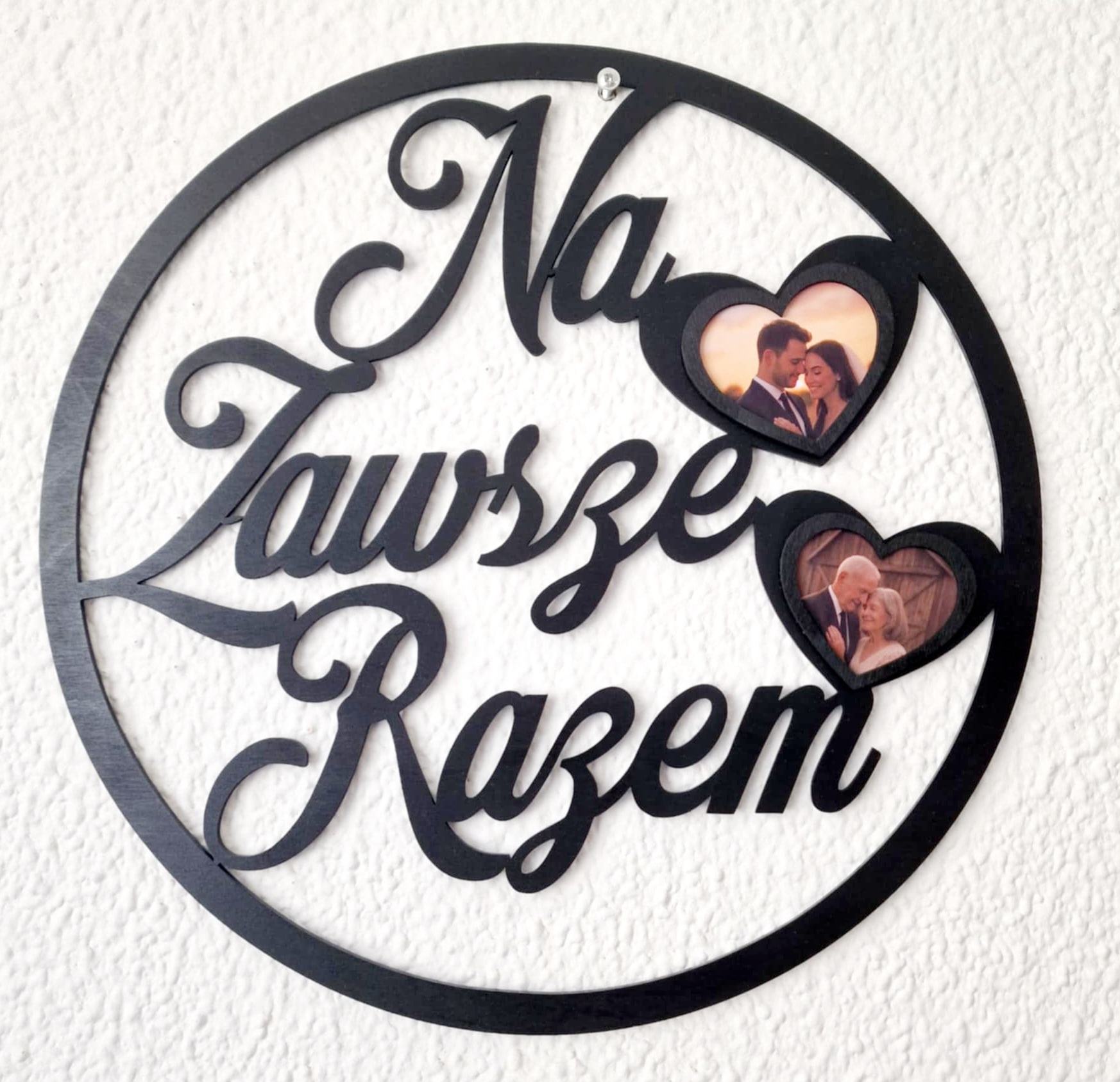 Zwart rond wandbord met de tekst ‘Na zawsze razem’ (Voor altijd samen) en twee fotohartjes