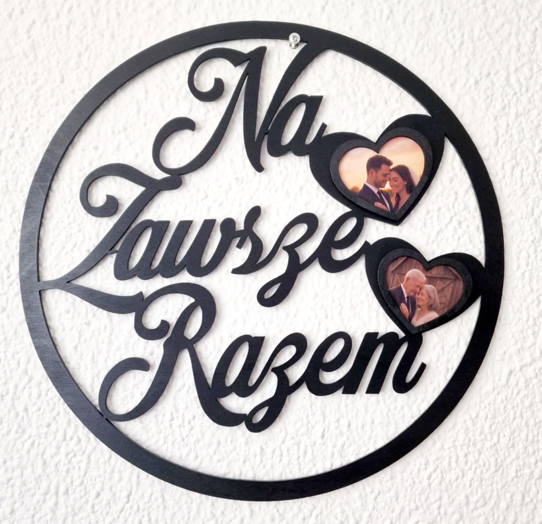 Zwart rond wandbord met de tekst ‘Na zawsze razem’ (Voor altijd samen) en twee fotohartjes