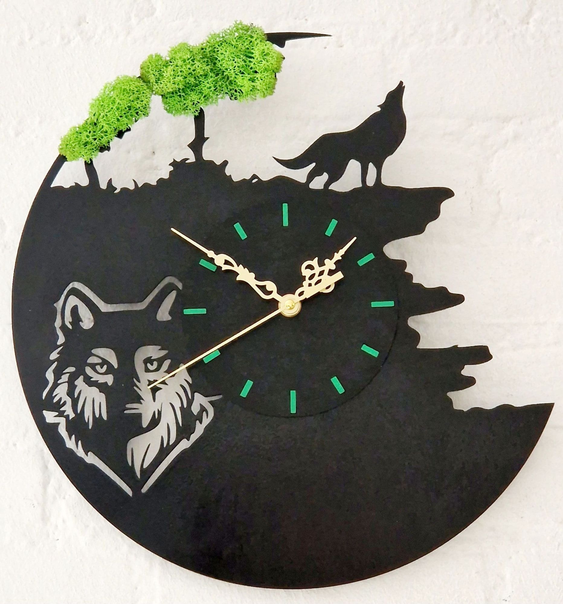 Zwarte wandklok met wolf, uitgesneden bos en mos